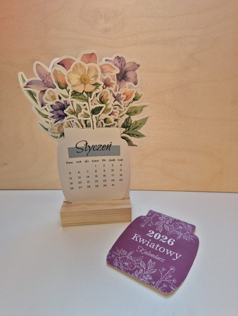 Kwiatowy kalendarz z bukietem w drewnianej podstawce
