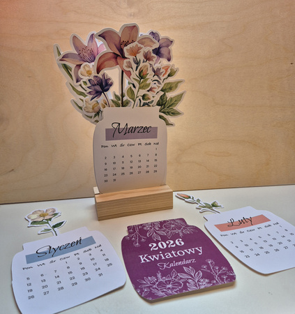 Kwiatowy kalendarz z bukietem w drewnianej podstawce