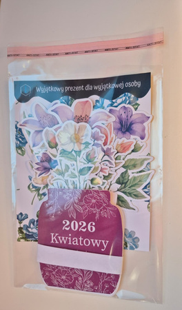 Kwiatowy kalendarz z bukietem w drewnianej podstawce